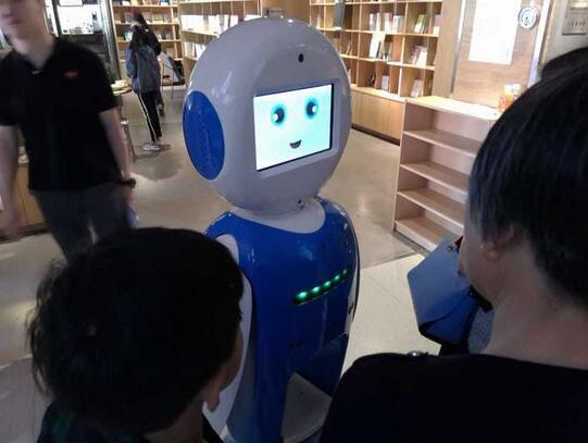 杭州新華書店出現萌萌機器人 俘獲一幫迷弟迷妹