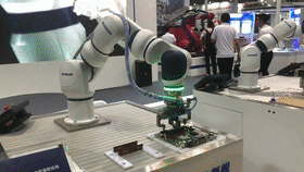 協(xié)作機器人夾取內存條，通過力控技術以恒定的力插入PCB主板的內存槽中.gif
