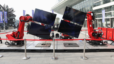 會場外工業機器人.gif