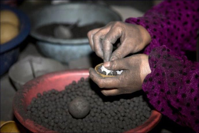 傳統煙花制造過程中存在生產環境惡劣、動強度大、危險等弊端