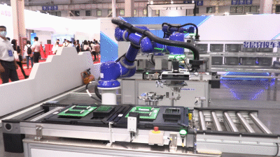 4.新松在高端服務器行業開創性地大規模使用協作機器人.gif