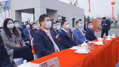 新松公司副總裁、智能裝備BG總裁劉子軍出席中遠海運智能產線啟動儀式.gif