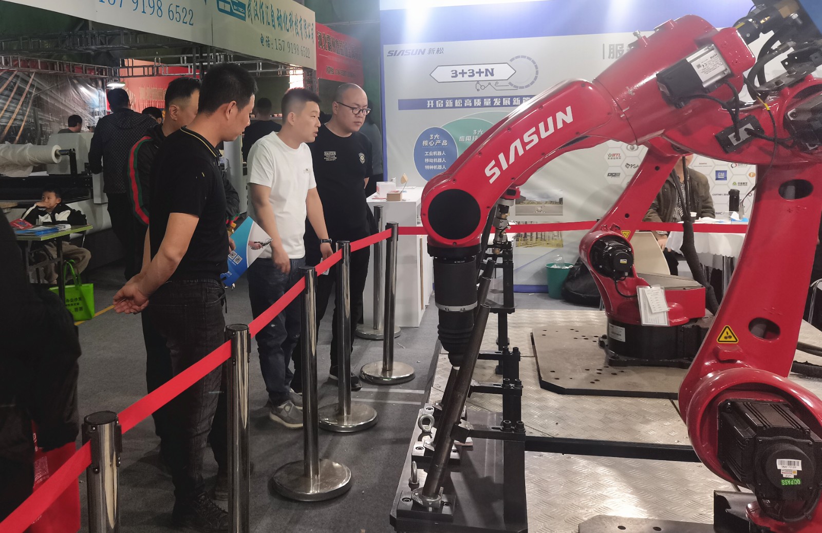 新松工業機器人亮相第27屆勝芳家具國際博覽會
